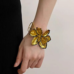 オリジナルデザインのレトロな金属のしわの花の開口ブレスレットの女性の軽い豪華な大衆の高級感の精巧なブレスレットの腕の輪