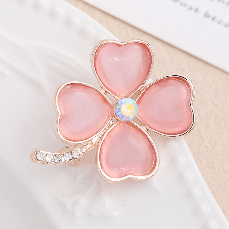 Klaverblad broche met kattenoogsteen voor dames elegante speld_voghion.com