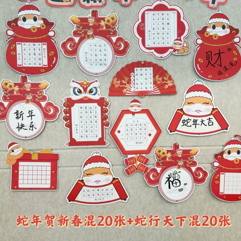 本香クラスの作品展示壁には小学生の硬筆書道紙が貼られています。|undefined