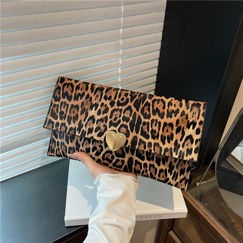 Temperamento bolso de mano con estampado de leopardo 2025 nuevo estilo estilo occidental moda de este año textura simple hermoso bolso cuadrado pequeño simple