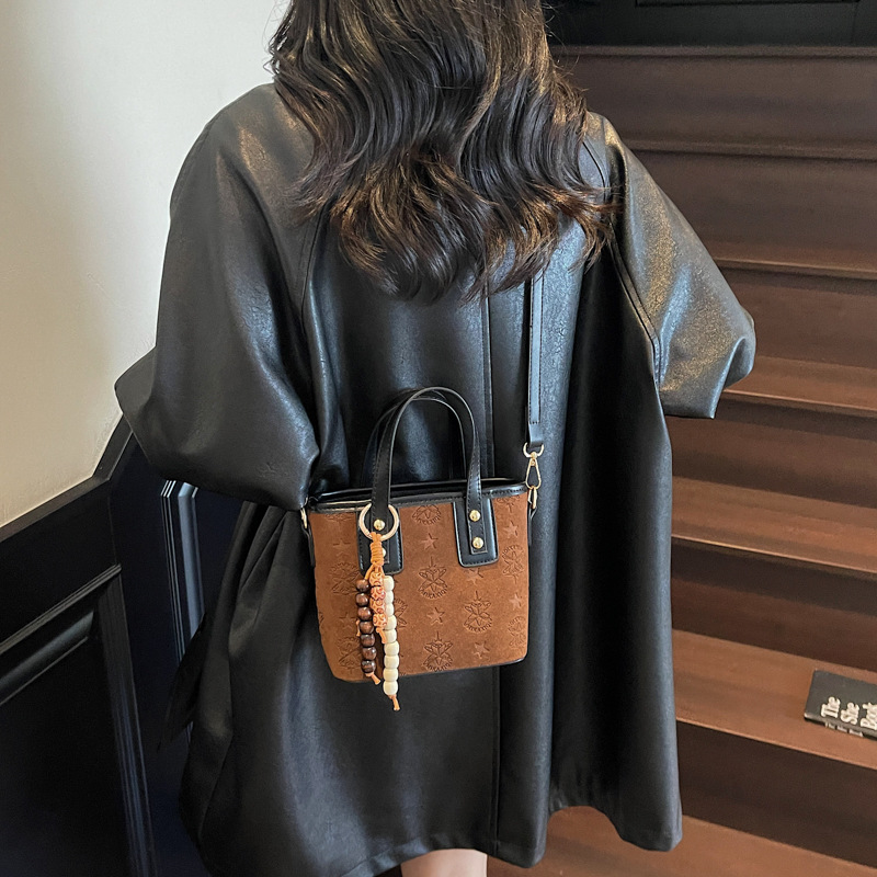 Popularidad transfronteriza retro bolso de cubo portátil para mujeres otoño / invierno 2025 nueva moda versátil bolso de hombro simple mochila