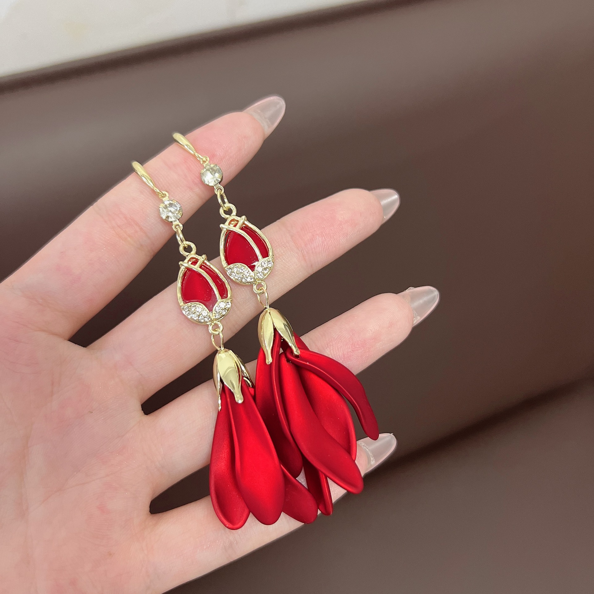 2024 Pendientes de borla de moda de nuevo estilo Pendientes largos de temperamento Pendientes de pétalo de espiga de circón con incrustaciones de súper hadas