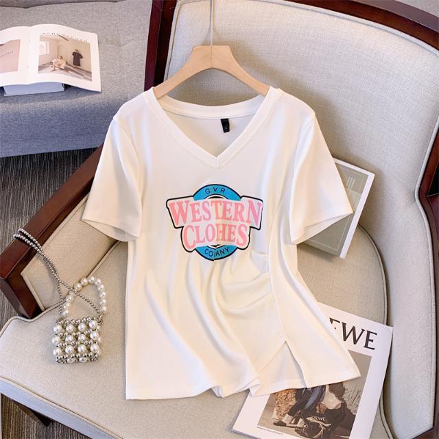 Tops reductoras de edad de talla grande para mujer, diseño de estilo occidental, manga corta, cuello en V, letras impresas, pliegues, hombros abiertos, camiseta femenina, grasa