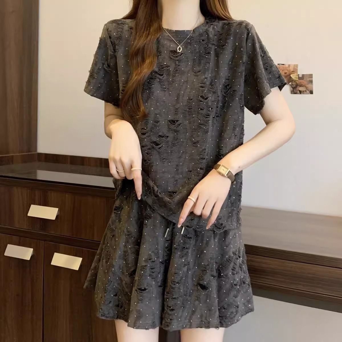 Bộ mặc nhà nữ tay ngắn quần short rộng, phá lỗ đính đá, form rộng thoáng mát — Bộ đồ màu xám đậm (áo+quần), Trang phục màu hạnh (áo+quần) chi tiết 19
