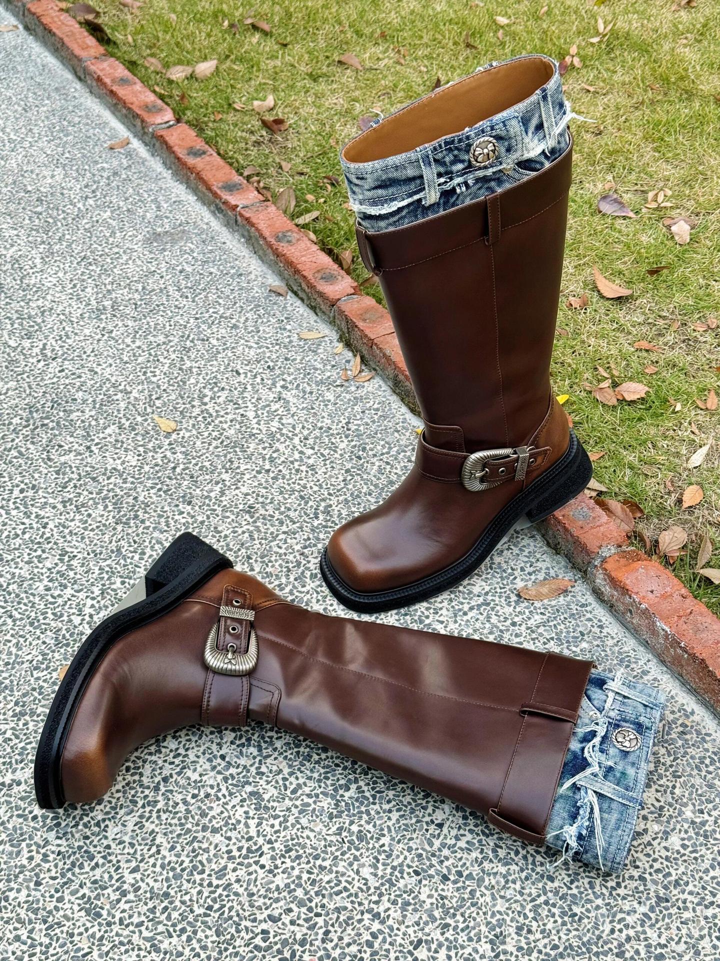 Stile da ciclista, progettato specificamente per le donne, realizzato in tessuto denim, con fibbie in metallo e vera pelle in stile western._voghion.com