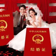 証明書を受け取って写真を撮ります。道具を手にして、道具を持って、大きいサイズの結婚証明書を撮ります。