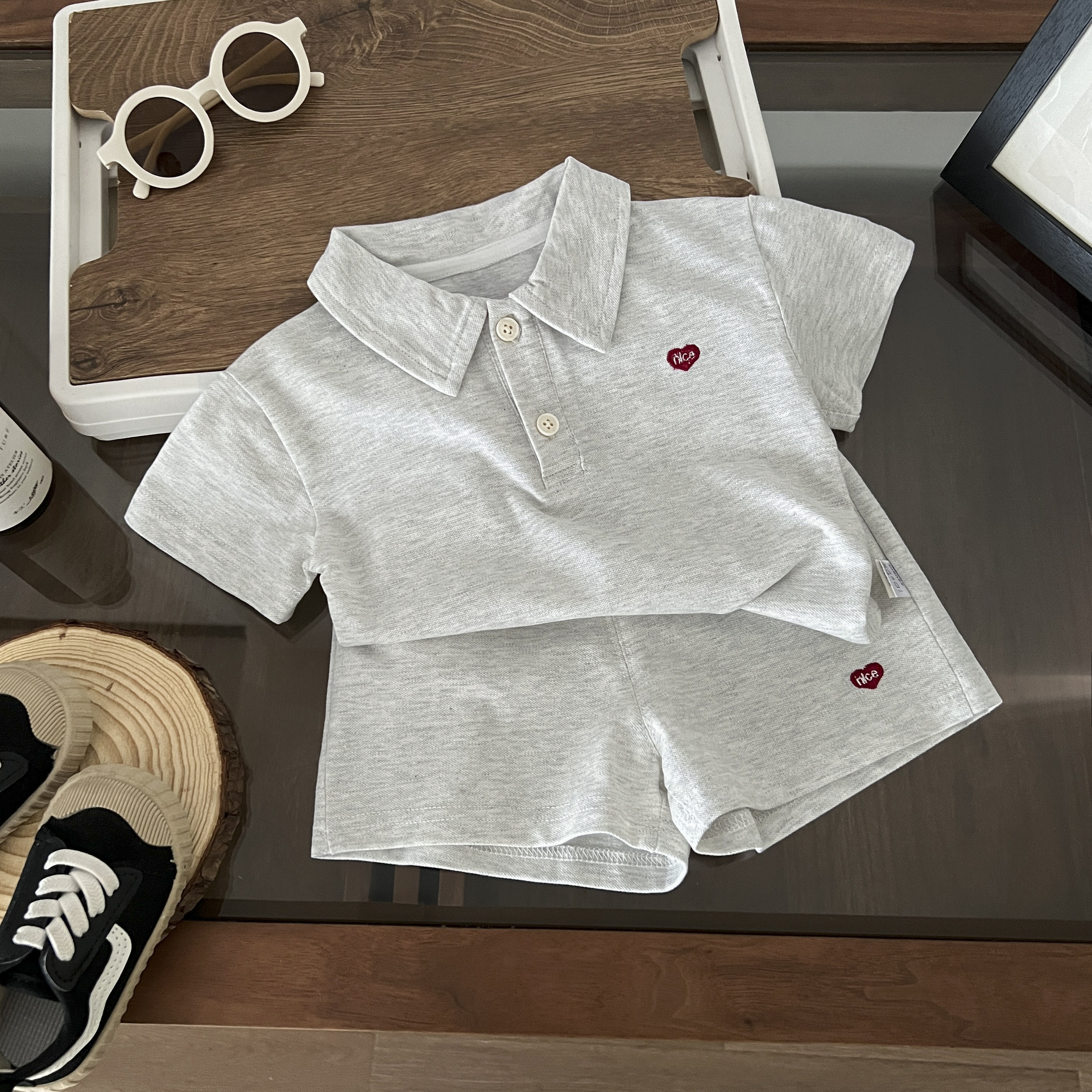 Polo bébé tendance et stylé, collection été 2026. Ensemble deux pièces : polo à manches courtes et pantalon._voghion.com