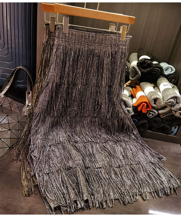 Chân váy xếp ly nữ dáng chữ A dài vừa phải, hiệu ứng bronzing sáng bóng, tua rua — màu xanh vàng, xám chi tiết 1