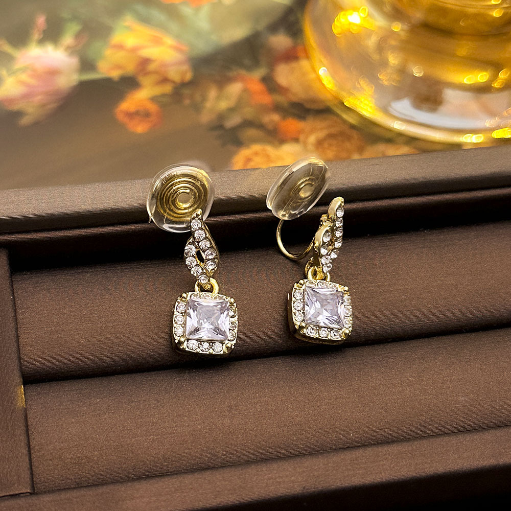 Pinza de oreja de circón de diamantes de lujo ligero francés sin orejas perforadas sin dolor pendientes de todo fósforo de alta calidad accesorios de oreja de moda coreana mujeres