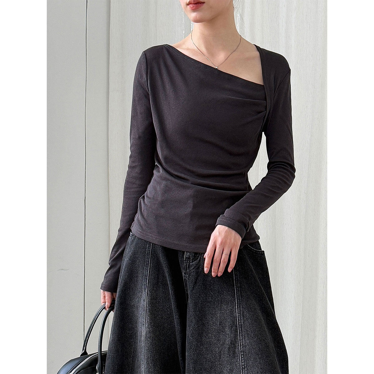 鹿西 斜肩设计感褶皱打底衫女25秋季新款修身长袖上衣辣妹T恤2037