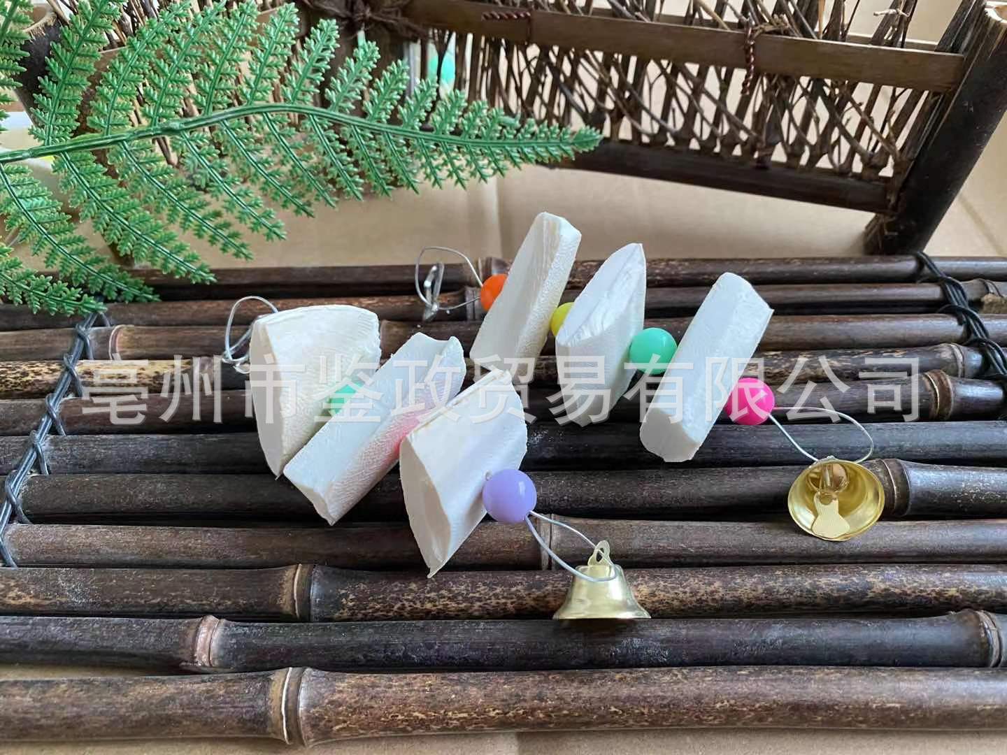 Cuttlebone String Hai Piao Xiao Pet Chew Toy Natural Mineral Grinding Bone for Birds and Small Pets key features