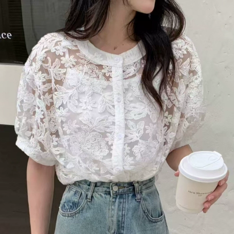 2025 новая летняя корейская стильная шикарная кружевная вязаная крючком вышитая круглая горловина с короткими рукавами однобортная кружевная рубашка с подтяжками