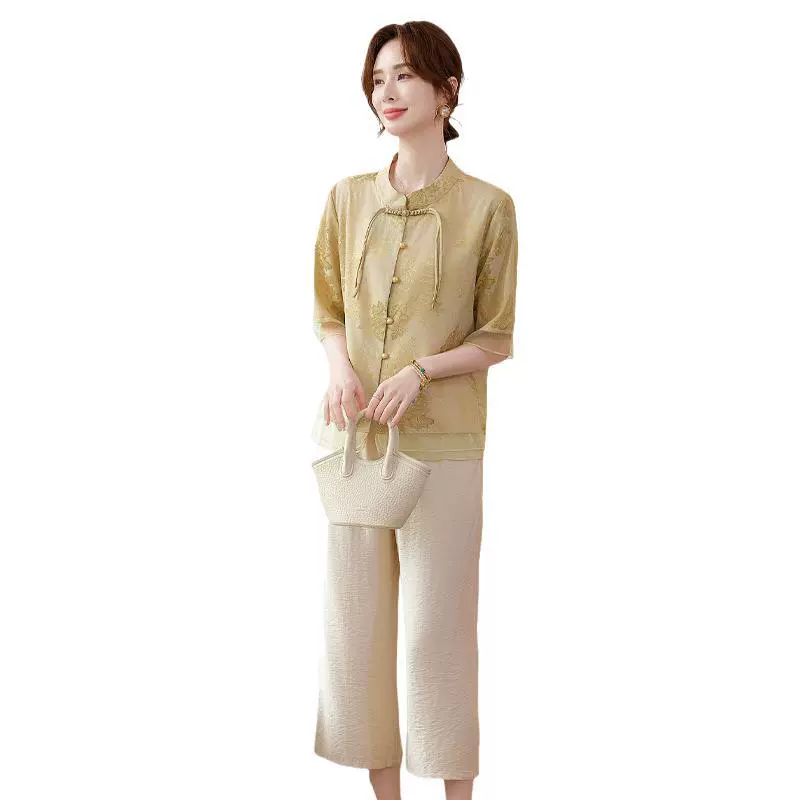 Мать среднего и пожилого возраста одеваются в национальный стиль