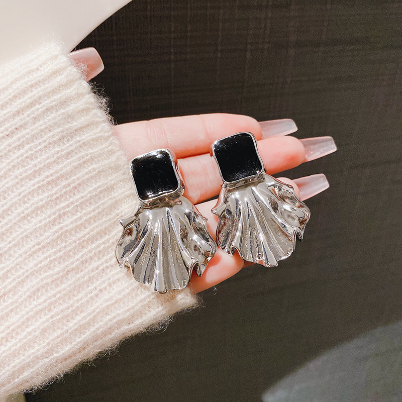 Elegant black fashionable universal earrings