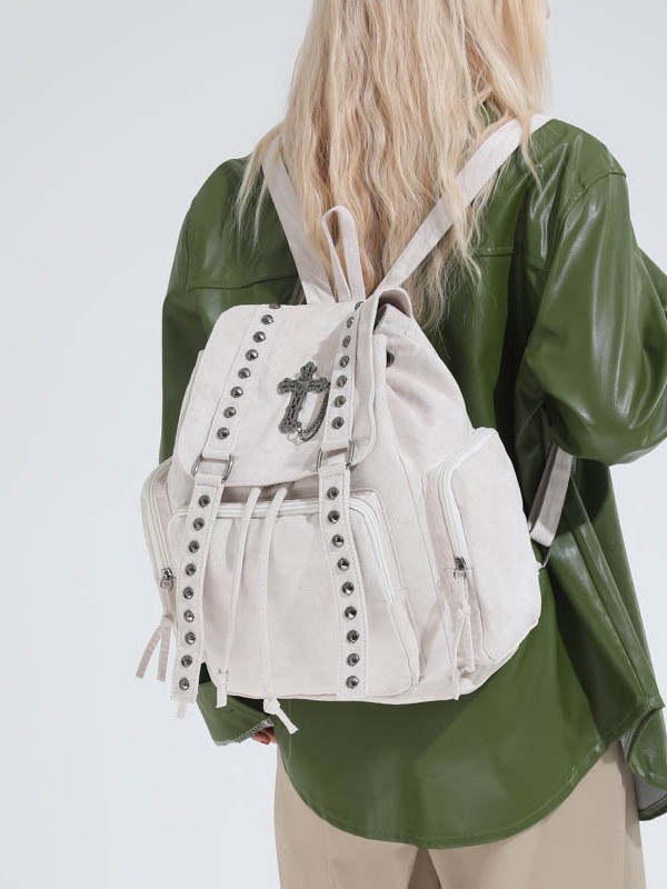 Bolsa de piel de ciervo de gran capacidad para mujeres 2025 nuevo remaches cruzados personalidad mochila de nicho mochila de textura casual