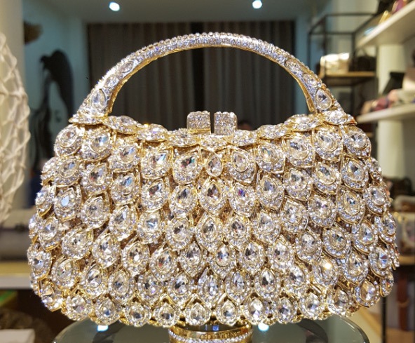 Diamante blanco con fondo de oro