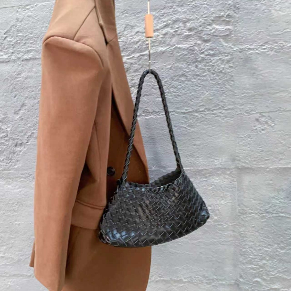 Dragon Diffusion Women's Woven Leather Bag Retro Shoulder Handbag Underarm Bag Baguette Bag