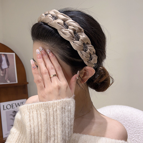 Black rhinestone twist high skull headband for girls with a high-end sense of going out and versatile hairpins and hair accessories for face wash headbands and hair bundles