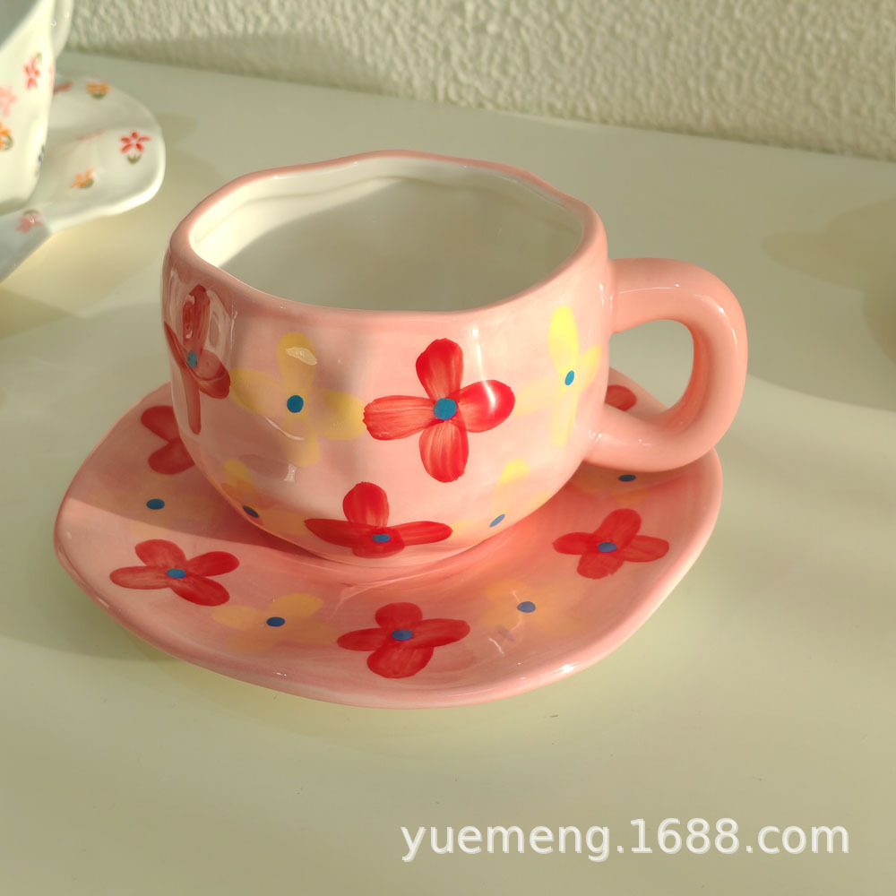 Taza de café de cerámica navideña irregular, linda taza con diseño de flores y corazones pintados a mano, juego de taza y platillo para té de la tarde