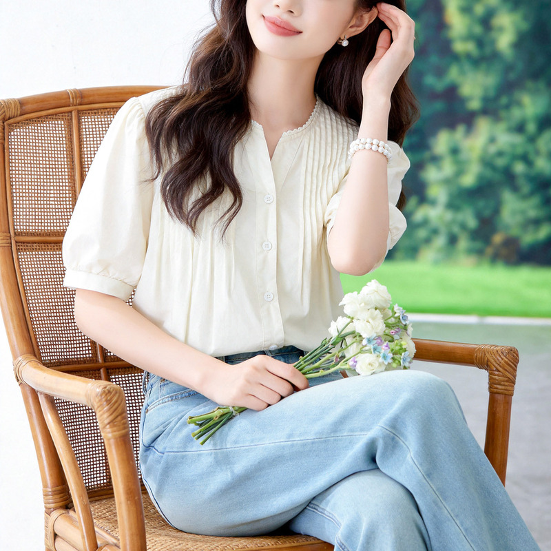 Lace-Trimmed Short-Sleeved Shirt for Women, Summer Wear, Pleated Design, Loose Fit, Slimming, Versatile, Elegant White Top Lace-Trimmed Short-Sleeved Shirt for Women, Summer Wear, Pleated Design, Loose Fit, Slimming, Versatile, Elegant White Top