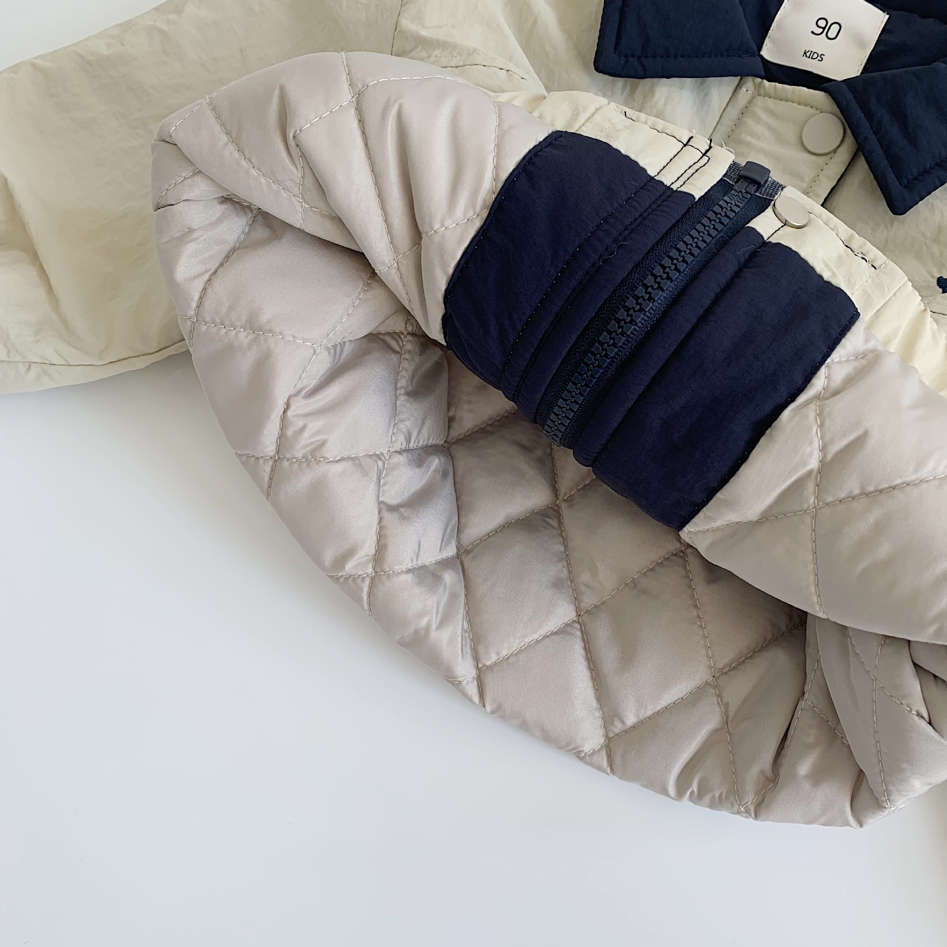 Mai Bao abrigo infantil de invierno 2024 nuevos productos para niños y niñas, chaqueta de algodón con collar de color contraste, chaqueta de algodón de caricatura para bebés