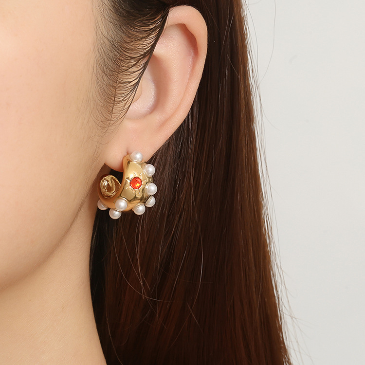 Transfronterizos directos de acero inoxidable incrustado de perlas pendientes de zircón de lujo ligero para mujeres 18K pendientes de moda auriculares al por mayor