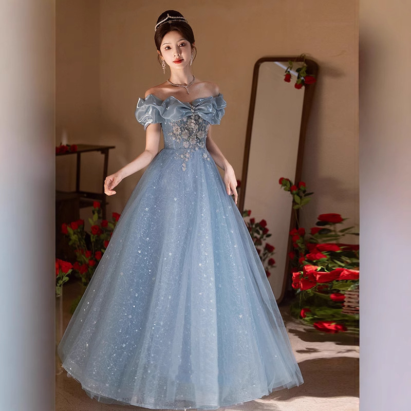 Un hombro azul vestido de noche 2025 nuevo estilo de gama alta hermoso lujo ligero nicho anfitrión de alto nivel sensación de reunión de año nuevo mujer