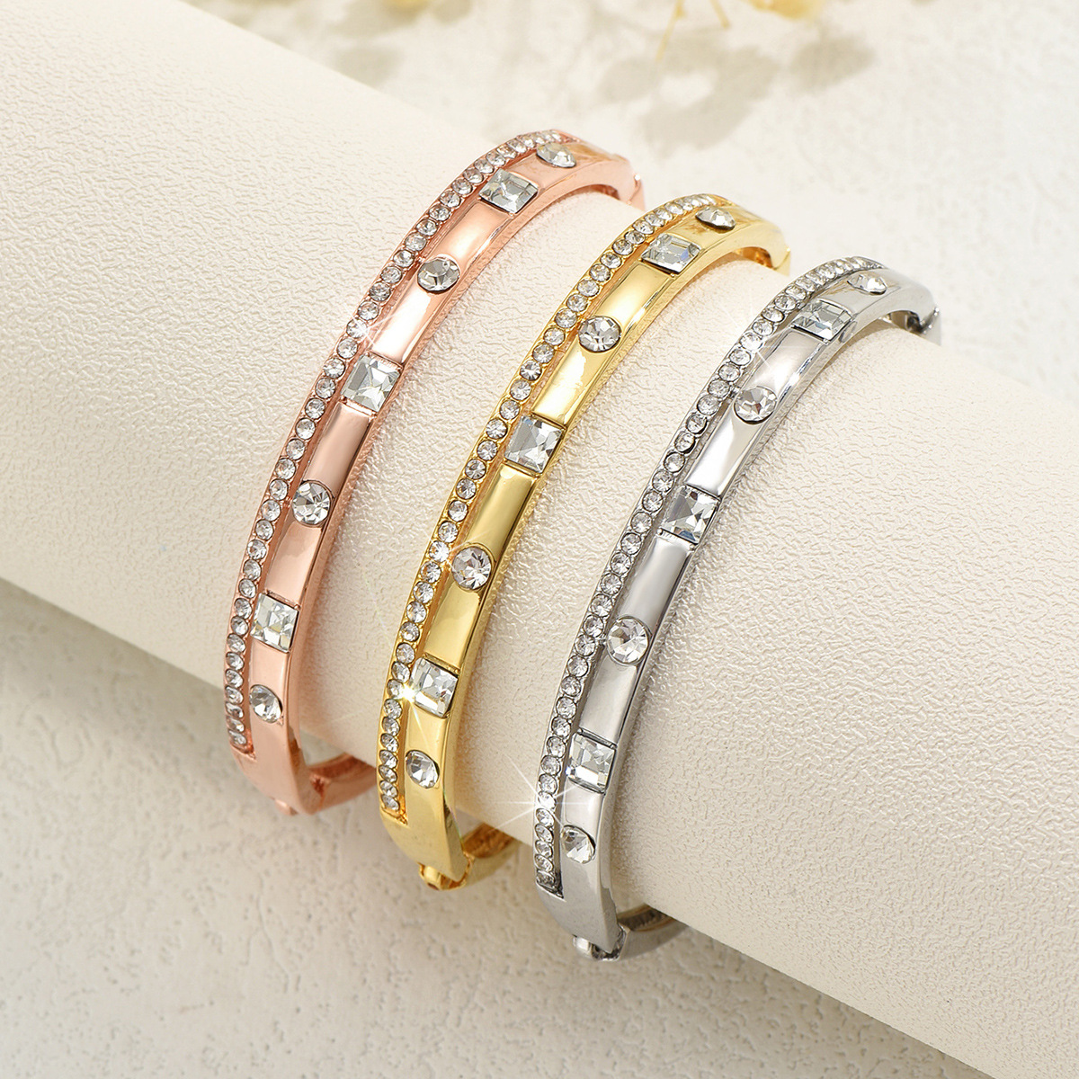Nuevo brazalete de amor transfronterizo de mujer alta sensación de pequeña pulsera de diamante exquisita hueco cuadrado joyas de lujo ligeras al por mayor image 3