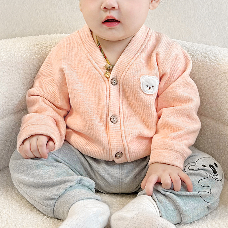 Capa de bebé otoño y invierno para niños con terciopelo caliente para niños de un año de edad para niñas con ropa de invierno gruesa para niños pequeños chaqueta de bebé