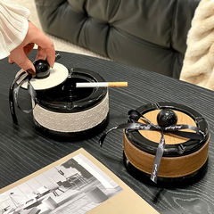 北欧風の軽い豪華な陶磁器の玉の灰皿は皮革を持って家庭の高級感の灰皿を飾ります。