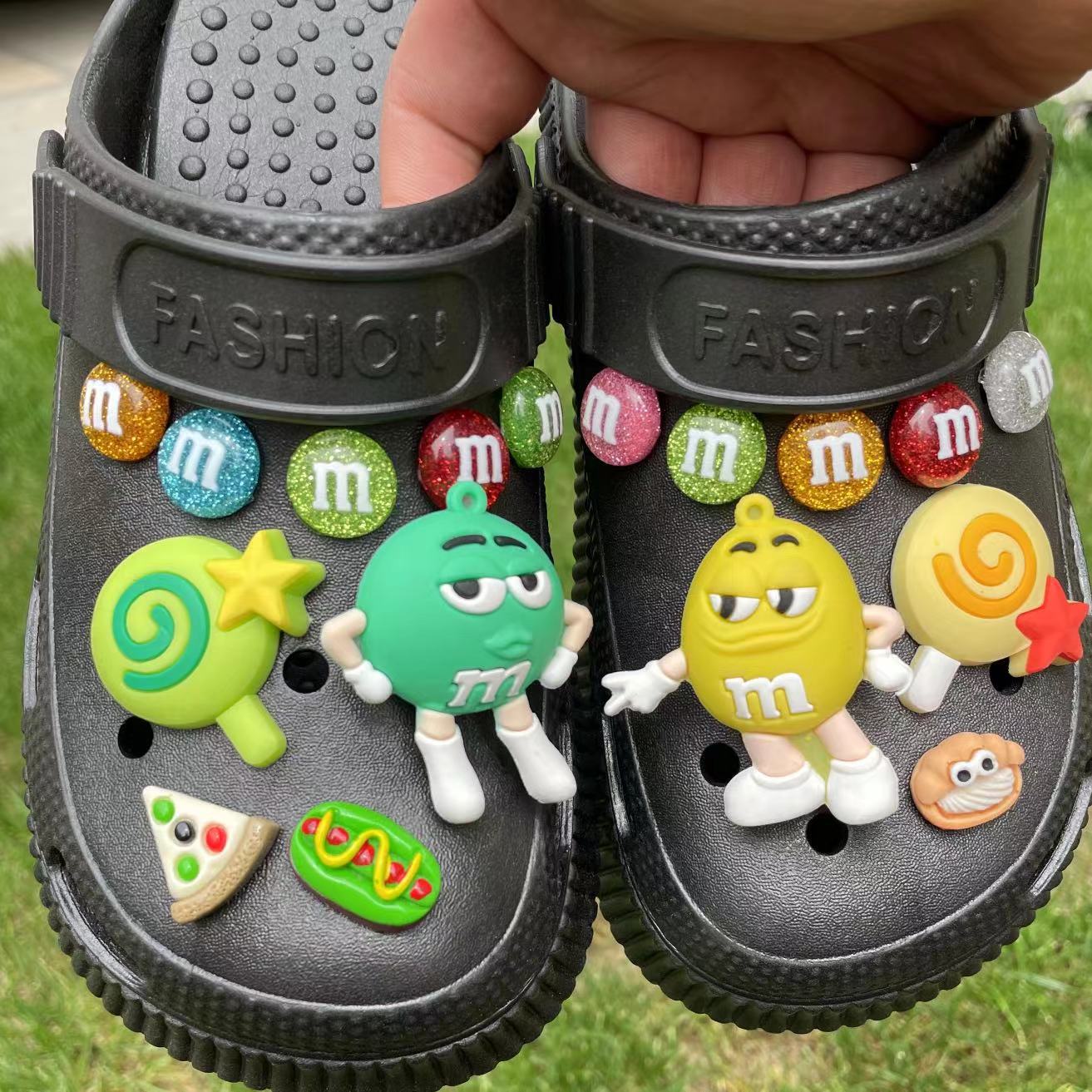 M字母卡通洞洞鞋鞋扣手工DIY手机钥匙扣包包树脂装饰品花园鞋配件