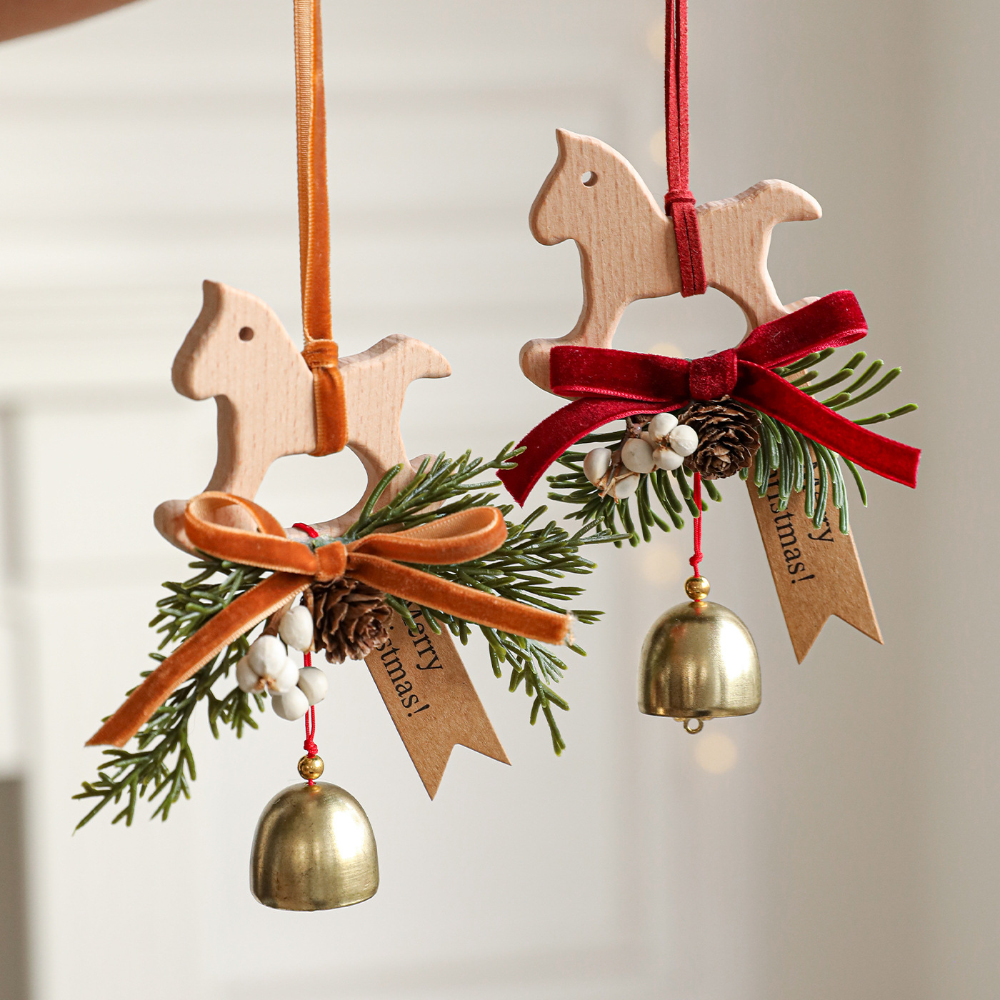 Nuevo caballo de Troya colgante campana arco de madera hojas de pino decoración de árbol de Navidad puerta colgante pared remolque colgante diseño de escena