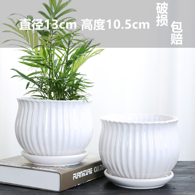 두 개의 중간 순수한 흰색 예술