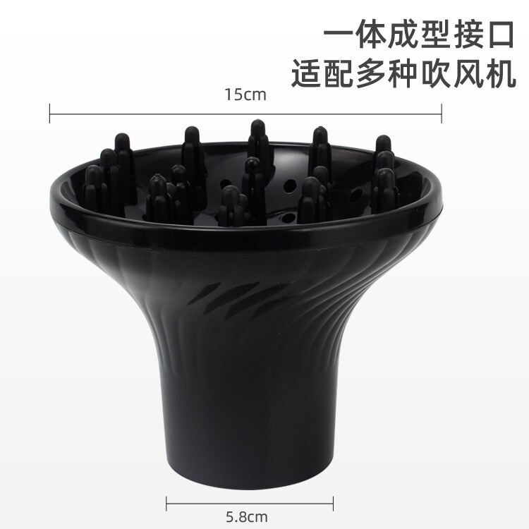 電気ドライヤーの風カバーがカールを吹いています。|undefined