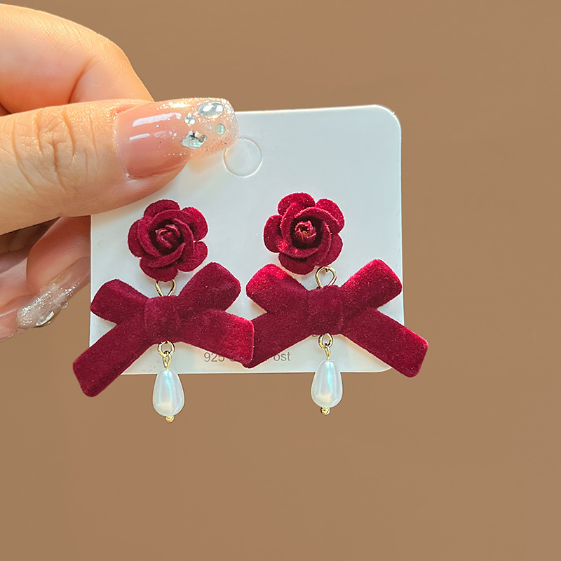 Aguja de plata Otoño e Invierno rojo vintage flocado arco borla pendientes ins Año Nuevo vino rojo Bola de piel pendientes de perlas