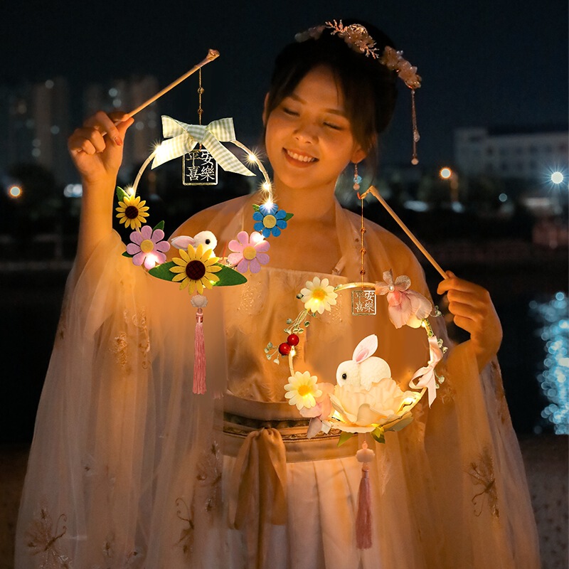 宮灯の子供はウサギの提灯を持っています。|undefined