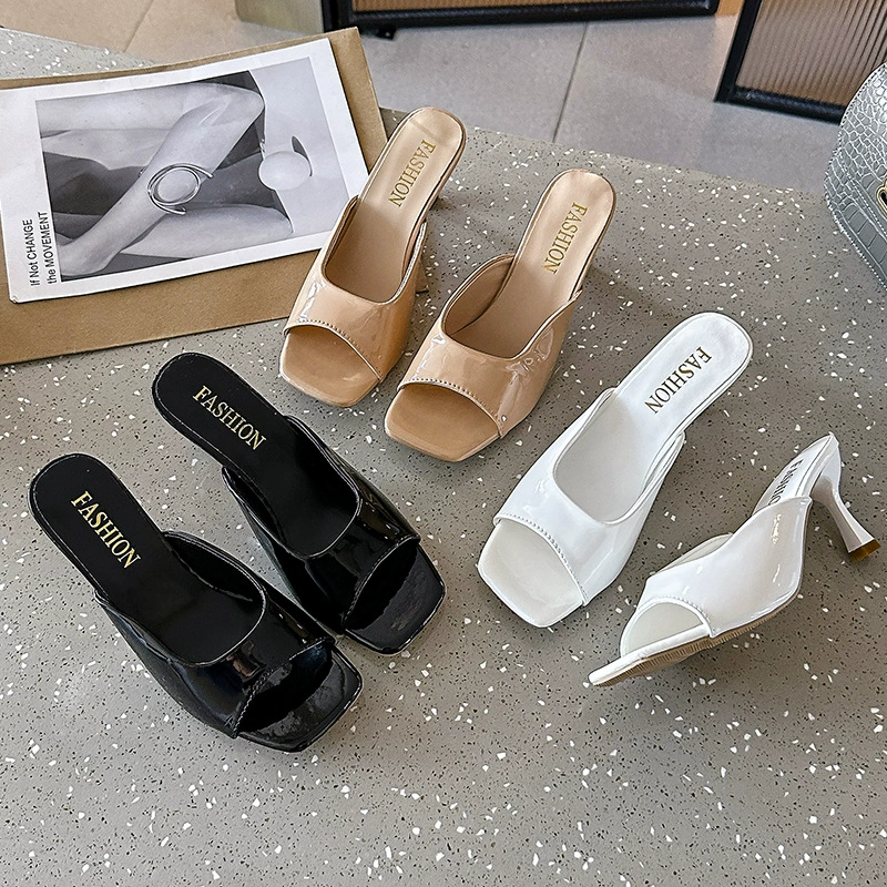 Большие размеры лакированные кожаные новые сексуальные тапочки с квадратным носком, летняя женская верхняя одежда, сандалии на шпильке 2024 года, внешняя торговля, тапочки на высоком каблуке одним словом