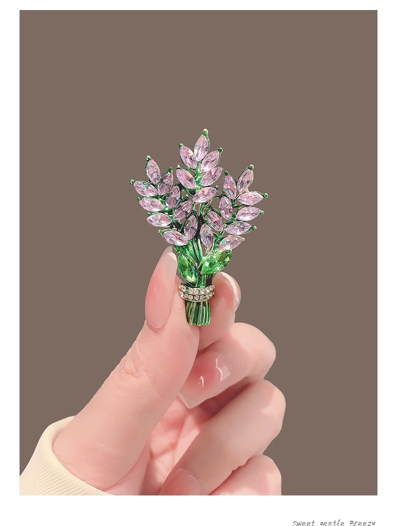 Broche lavande violette pour femmes haut de gamme avec embellissements en diamant, accessoires de fixation de broche de bouquet de cristal à la mode, épingles exquises et à la mode_voghion.com