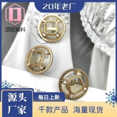 シンプルなファッションには、透明な金属ボタンのセーターの毛が入っています。