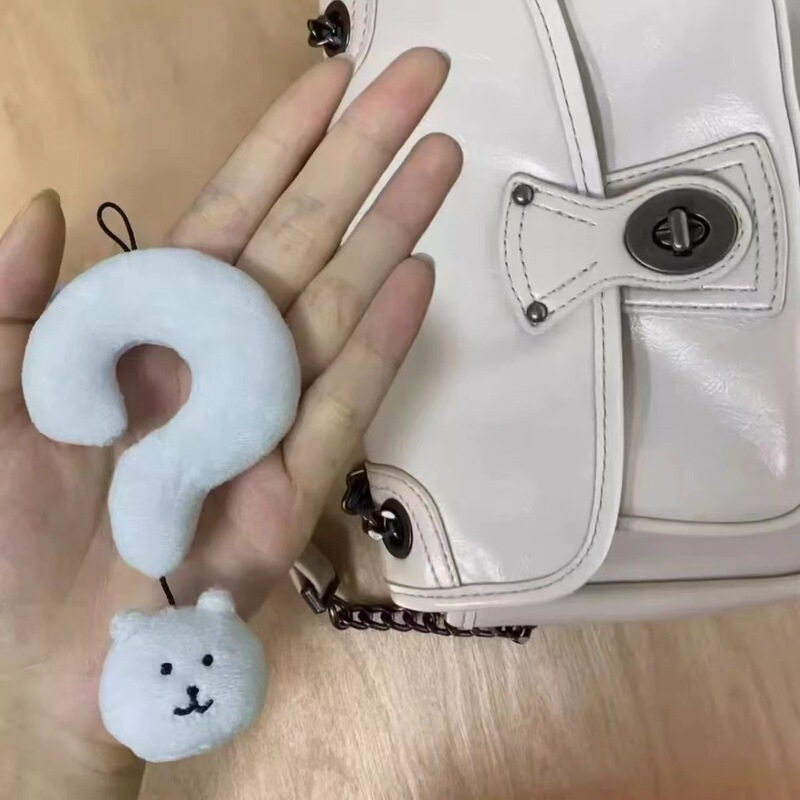 かわいいぬいぐるみのかばんの疑問符のペンダントのキーホルダーのぬいぐるみの飾りは友達にプレゼントします。|undefined