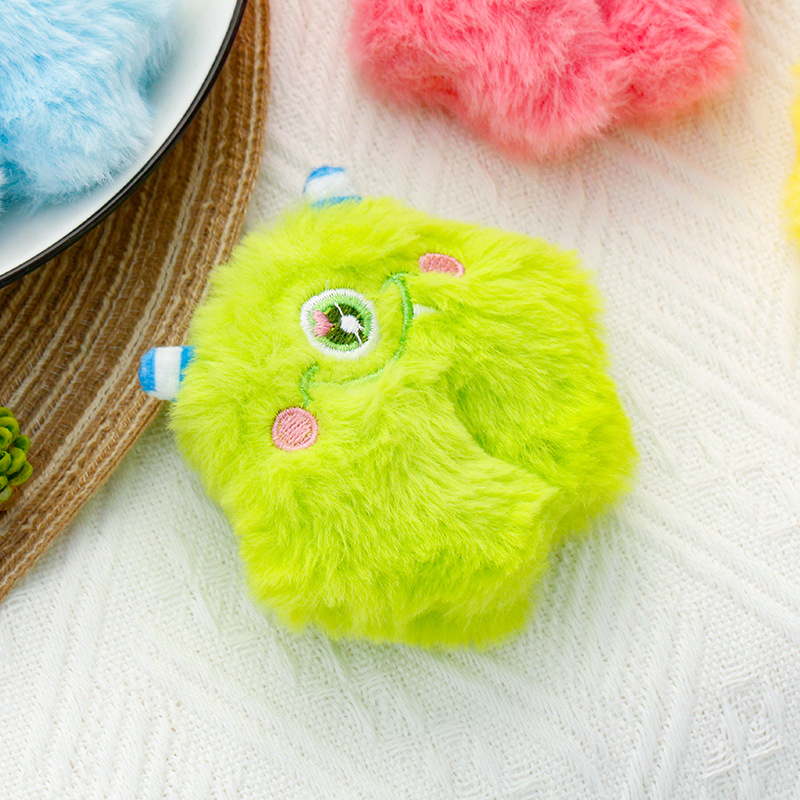 小怪獣のぬいぐるみのアクセサリーが可愛いです。