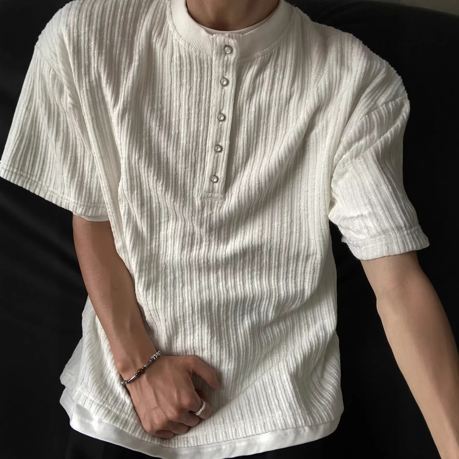 Herrenbekleidung, amerikanisches Waffel-Jacquard-Henley-Shirt, lockeres Langarmshirt, plissierte Struktur, halbe Knopfleiste_voghion.com