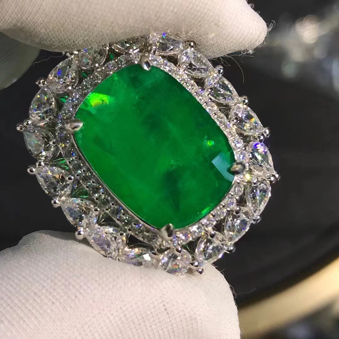 Anillo de Esmeralda sintética de alta calidad S925 plateado anillo femenino de Esmeralda sintética con incrustaciones de platino de cinco capas de espesor