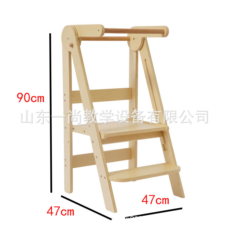 子供の手を洗う腰掛けの赤ちゃんの足は腰掛けを踏みます。