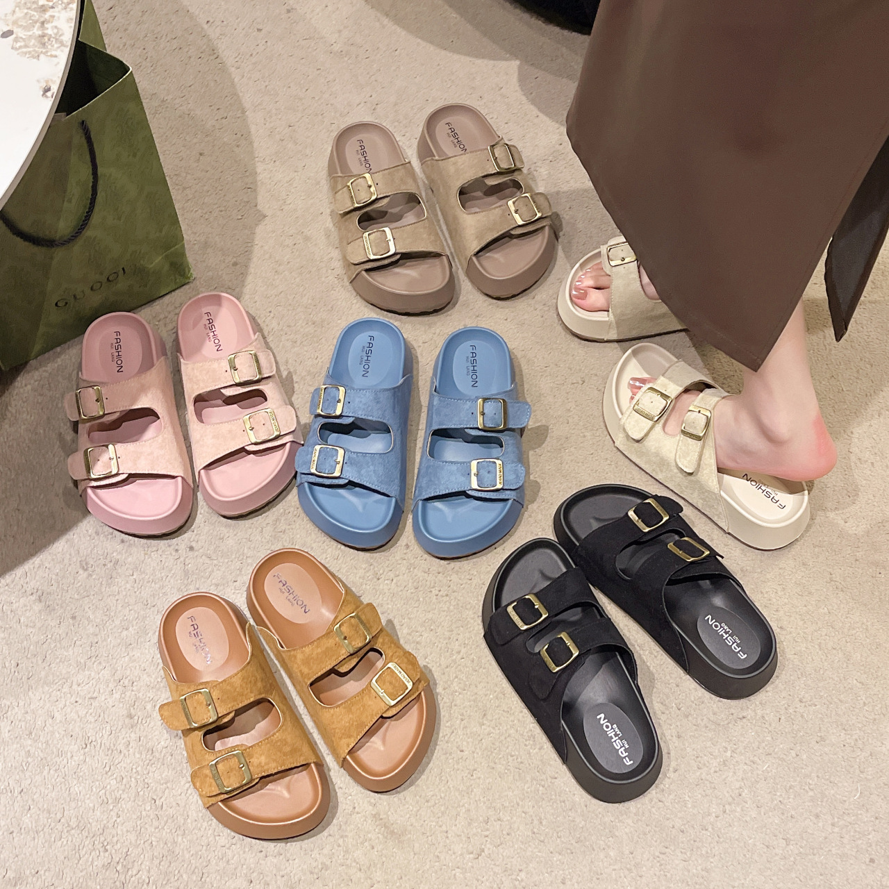 Pantoufles à semelles épaisses pour femmes, idéales pour l'extérieur, avec boucle de ceinture décontractée, sandales de plage droites à bout ouvert, tendance pour femmes._voghion.com