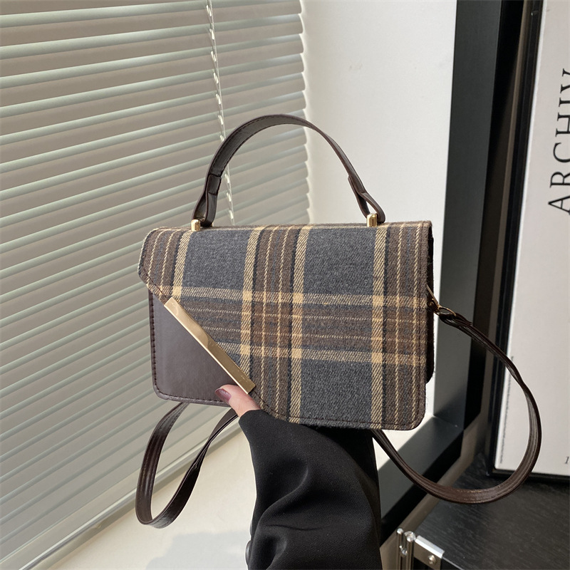 Bolso de mujer 2024 nueva moda retrógrada bolso cuadrado pequeño nicho de diseño universal bolso de hombro mochila