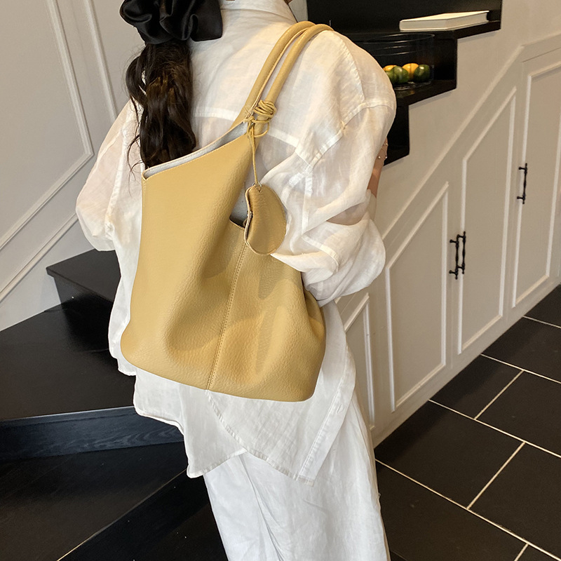 Bolso de cubo de axila de estilo explosivo transfronterizo para mujer 2025 nuevo bolso de hombro de cuero suave de viajero salvaje simple bolso de niño y madre de todo fósforo