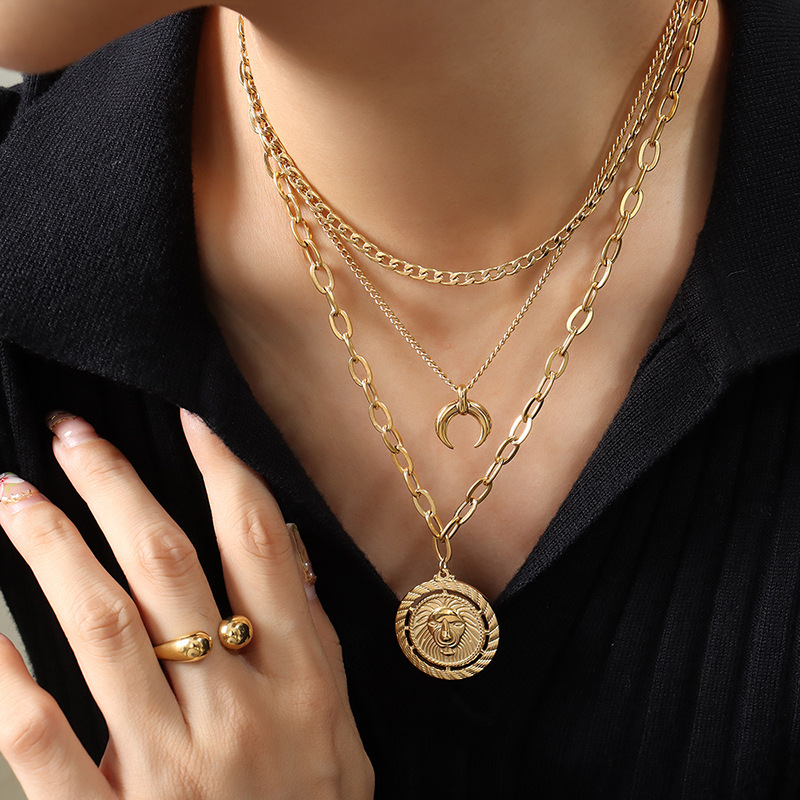 Europea y americana cadena desnuda marca redonda cabeza de león de tres capas apiladas Luna colgante collar de acero de titanio Cadena de clavícula hombres y mujeres de la joyería