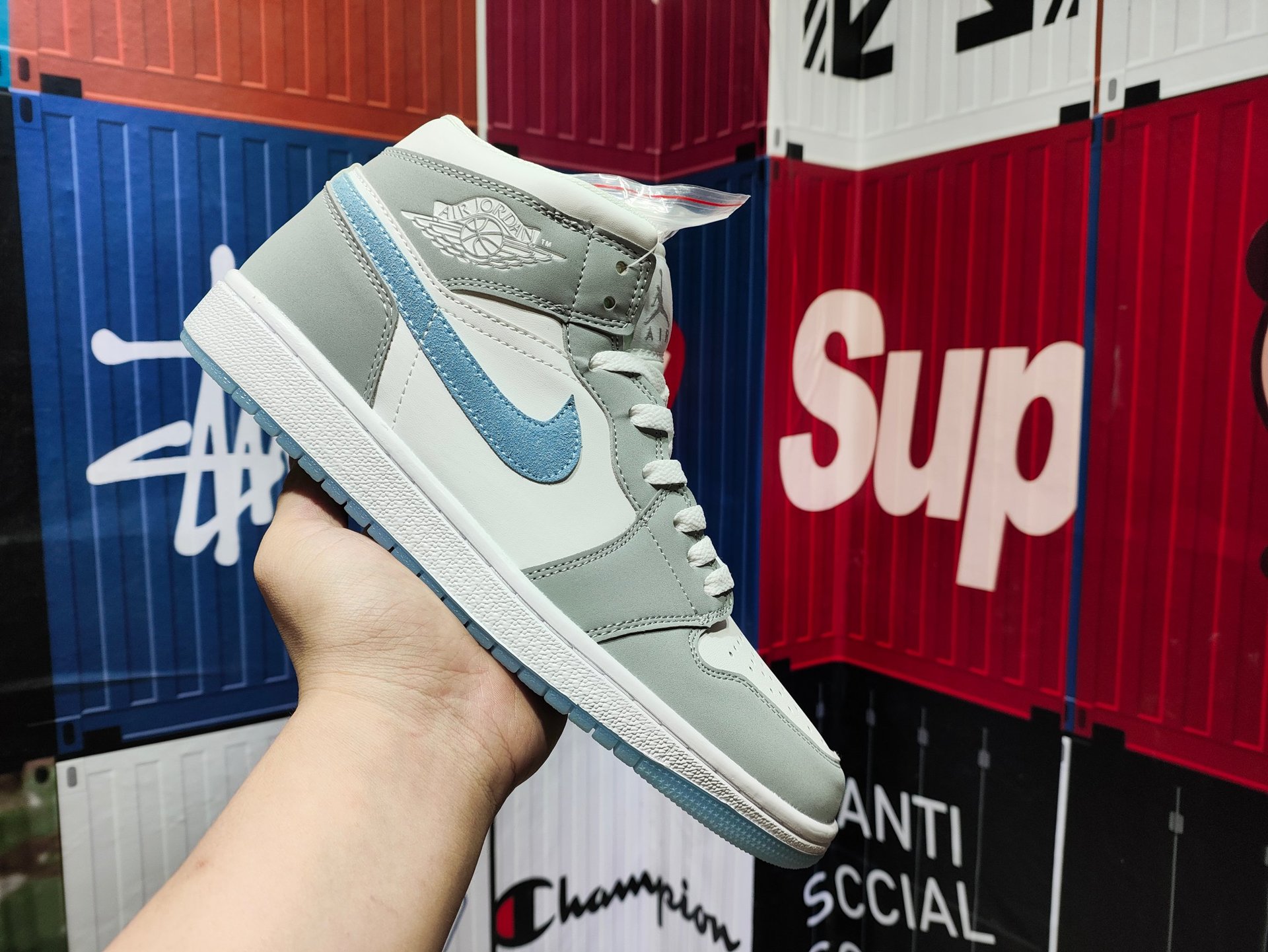 Suministro exclusivo transfronterizo de Putian de zapatillas de baloncesto AJ1 de caña media-alta en color marrón ceniza, negro y puntera roja, calzado deportivo unisex.