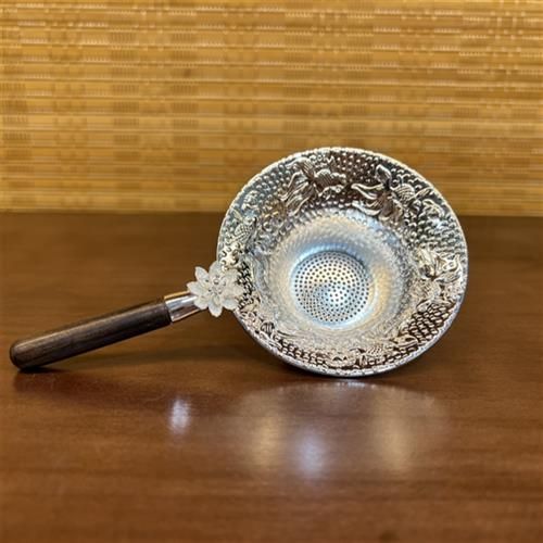 Exquisitely crafted metal hammered goldfish and lotus-decorated tea strainer, premium Kung Fu tea set accessory&mdash;funnel-style design, packaged in a sleek box.